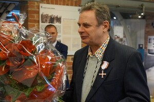 Wręczenie Krzyża Wolności i Solidarności Janowi Patalicie przez prezesa IPN dr. Jarosława Szarka.