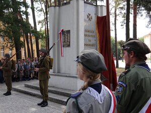 Odsłonięcie tablicy pamiątkowej poświęconej harcerzom i harcerkom Hufca ZHP Lubliniec.