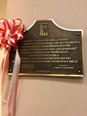 Uroczystość odsłonięcia tablicy upamiętniającej strajk górników KWK „Staszic" w grudniu 1981 – Katowice, 15 grudnia 2018. Fot. Jarosław Szarek