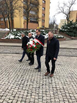 Kwiaty składają Robert Ciupa – dyrektor ŚCWiS, prezes IPN Jarosław Szarek, Krzysztof Pluszczyk z KWK „Wujek” i dyrektor katowickiego IPN Andrzej Sznajder – 15 grudnia 2018