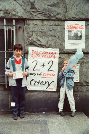 Fotografia z wiecu wyborczego gliwicko-zabrzańskiego Komitetu Obywatelskiego Solidarność 28 maja 1989 r. (Zbiory  Muzeum w Gliwicach).
