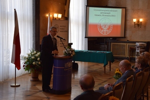 Uroczyste rozpoczęcie ceremonii wręczenia odznaczeń państwowych przez  dr. Andrzeja Sznajdera.