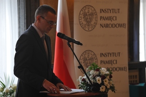 Prezentacja historii wręczanych odznaczeń przez Szymona Woźniaka, kierownika Referatu Udostępniania AIPN w Katowicach.
