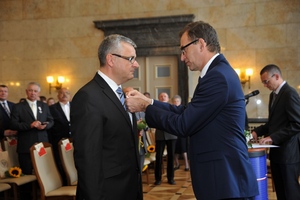 Prezes IPN dr Jarosław Szarek odznaczył dr. Andrzeja Sznajdera, dyrektora Oddziału IPN w Katowicach.
