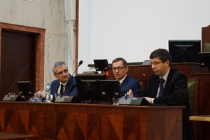 Od prawej: dr hab. Adam Dziurok, dr Jarosław Szarek, dr Andrzej Sznajder.