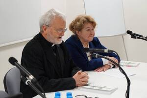 Od lewej: ks. dr  Henryk Bolczyk, prof. Krystyna Heska–Kwaśniewicz.