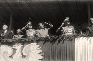 Na zdjęciu widać m.in. Edwarda Gierka (pierwszy z lewej), marszałka Konstantego Rokossowskiego (obok) oraz wiceministra MON, gen. Stanisława Popławskiego.