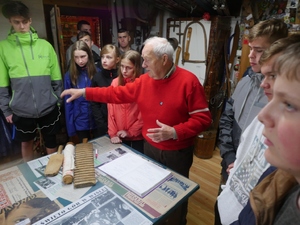 W przerwie między konkurencjami uczestnicy zwiedzali Muzeum Turystyki Górskiej. Oprowadza  przewodnik beskidzki, Karol Lipowczan.