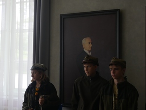 Harcerze przy portrecie Ignacego Mościckiego.