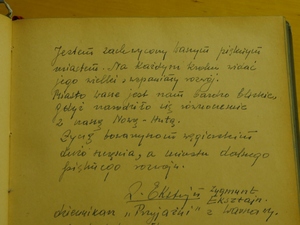Fragment księgi pamiątkowej miasta Sztalinvaros. Wpis polskiej delegacji.