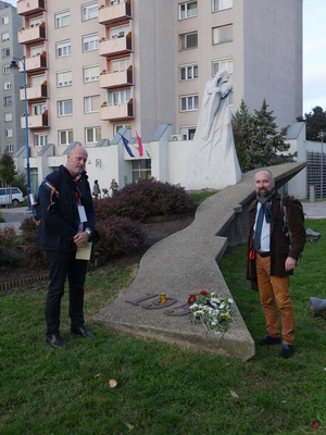 Pracownicy OBEN w Katowicach, naczelnik Ryszard Mozgol i Zbigniew Gołasz przy pomniku upamiętniającym powstanie węgierskie w 1956 r.
