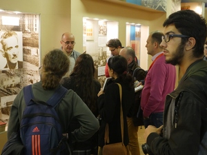 Uczestnicy projekt zwiedzają wystawę.