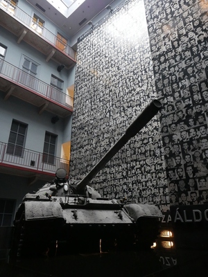 Dom Terroru. T-55 – symbol rozjechanej gąsienicami rewolucji 1956.