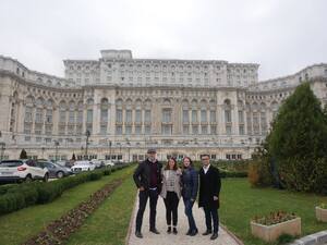 Uczestnicy projektu przed Pałacem Ludu – monumentalnym budynkiem parlamentu.