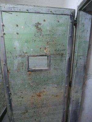 Drzwi do celi, w której więziono przed egzekucją Iona Antonecu.