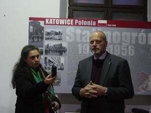 bigniew Gołasz z Biura Edukacji Narodowej katowickiego oddziału IPN, prezentuje polską część projektu.