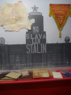 Fragment ekspozycji dotyczącej miasta Braszow w czasie gdy nosiło nazwę Stalin.