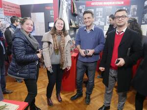 Uczestnicy projektu podczas zwiedzania ekspozycji: od lewej: Welina Kostadinowa (Bułgaria), Annamarie Csiszner (Węgry), Nicolae Pepene (Rumunia), Marcu Redis (Albania).