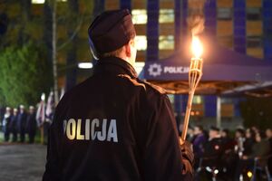 Uroczysta odprawa wart służb mundurowych przed Grobem Policjanta Polskiego. Fot. Monika Kobylańska/IPN