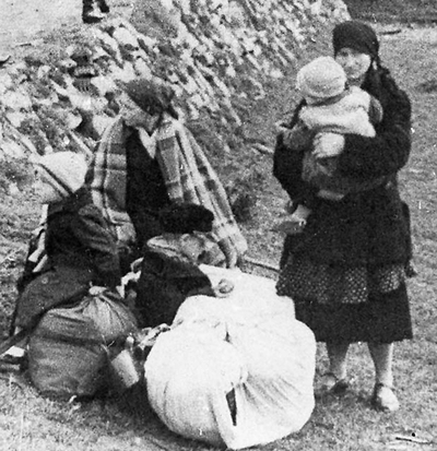 Kobiety z dziećmi czekające na transport podczas Action Saybusch, 24 września 1940