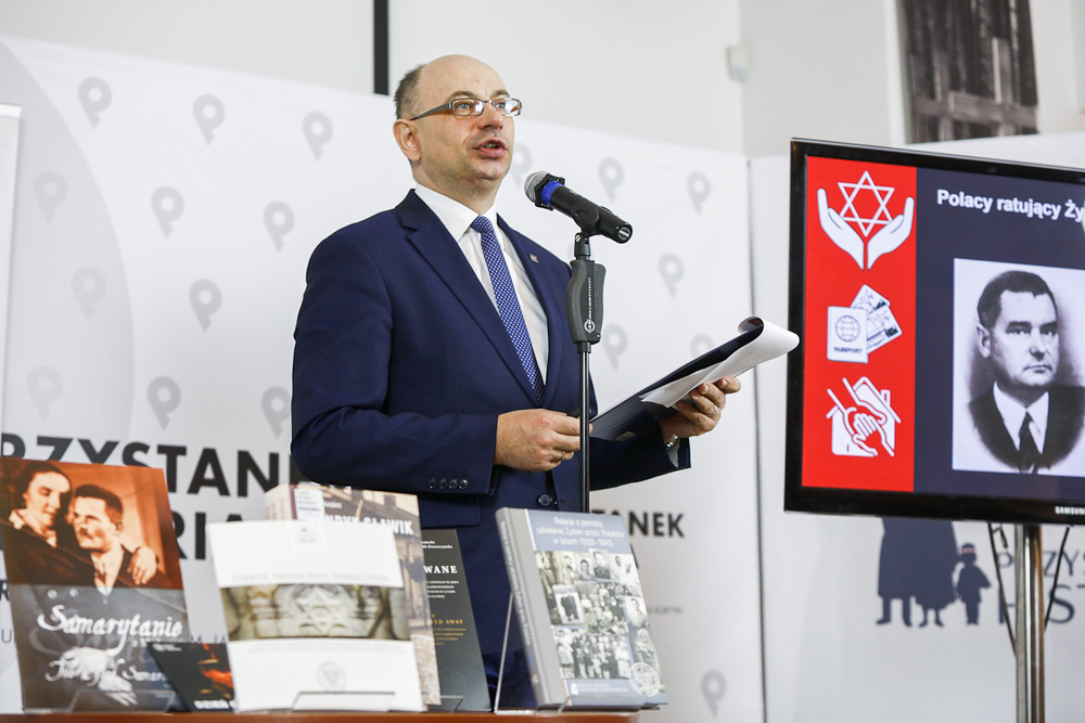 Zastępca Prezesa Instytutu Pamięci Narodowej dr Mateusz Szpytma. Konferencja prasowa IPN – 23 marca 2021. Fot. Sławek Kasper (IPN)