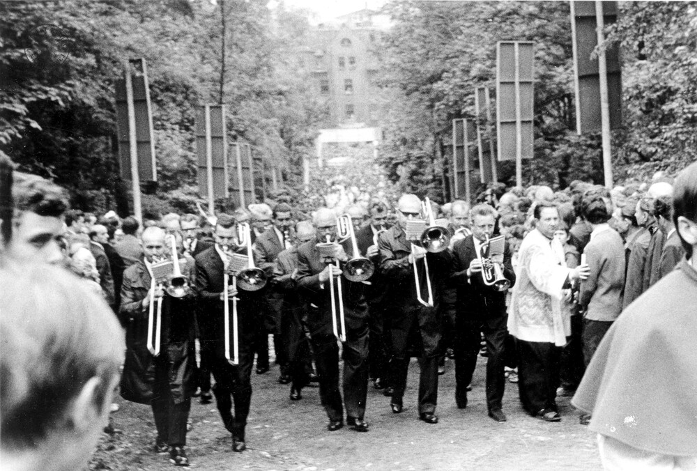 Męska pielgrzymka do Piekar Śląskich, 27 maja 1973 r.; orkiestra na Kalwarii (IPN Ka 07/235)