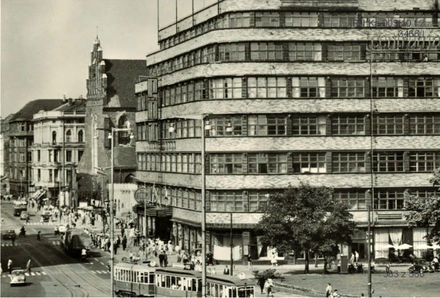 2 – Wrocław, Powszechny Dom Towarowy (fot. S. Arczyński, wyd. Biuro Wydawnicze „Ruch”; IPN Ka 005/10, t. 2)