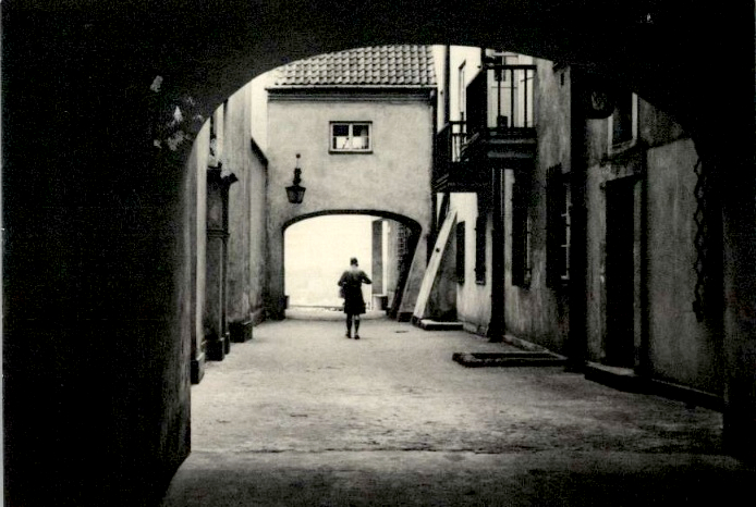 7 – Warszawa, zaułek przy ul. Dawnej, 1967 r. (fot. W. Dederko, wyd. Biuro Wydawnicze „Ruch”; IPN Ka 028/725, t. 7)