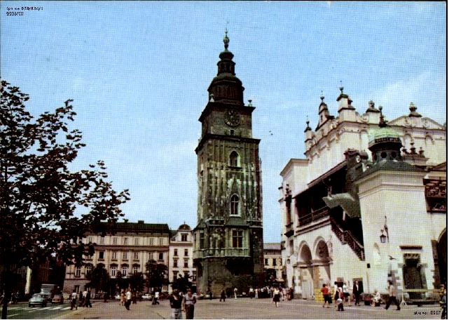 8 – Rynek Główny w Krakowie, lata osiemdziesiąte XX w. (fot. R. Sieńko, wyd. Krajowa Agencja Wydawnicza; IPN Ka 029/864, t. 1)