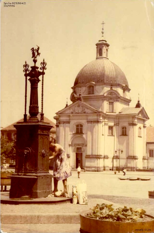 10 – Warszawa, Rynek Nowego Miasta, 1986 r. (fot. L. Kunicka, wyd. Krajowa Agencja Wydawnicza; IPN Ka 029/864, t. 2)
