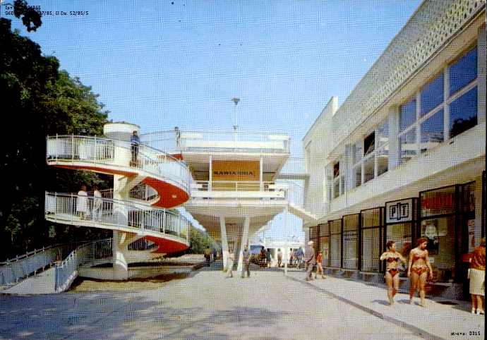 17 – Łazienki Północne w Sopocie, 1985 r. (wg fotografii barwnej M. Raczkowskiego, wyd. Biuro Wydawniczo-Propagandowe; IPN Ka 029/865)