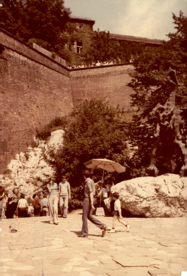 25 – Kraków, smok wawelski, 1982 r. (fot. E. Paszkowska, wyd. Krajowa Agencja Wydawnicza; IPN Ka 043/608, t. 2)