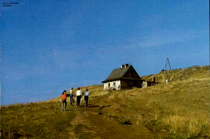 28 – schronisko PPTK na Połoninie Wetlińskiej, 1982 r. (nazwisko fotografa nieczytelne, zamazane – prawdopodobnie M. Raczkowski, wyd. Krajowa Agencja Wydawnicza; IPN Ka 043/982)