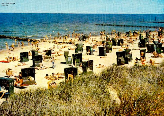 30 – plaża w Mielnie nad Bałtykiem, 1982 r. (fot. P. Krassowski, wyd. Krajowa Agencja Wydawnicza; IPN Ka 043/1284)