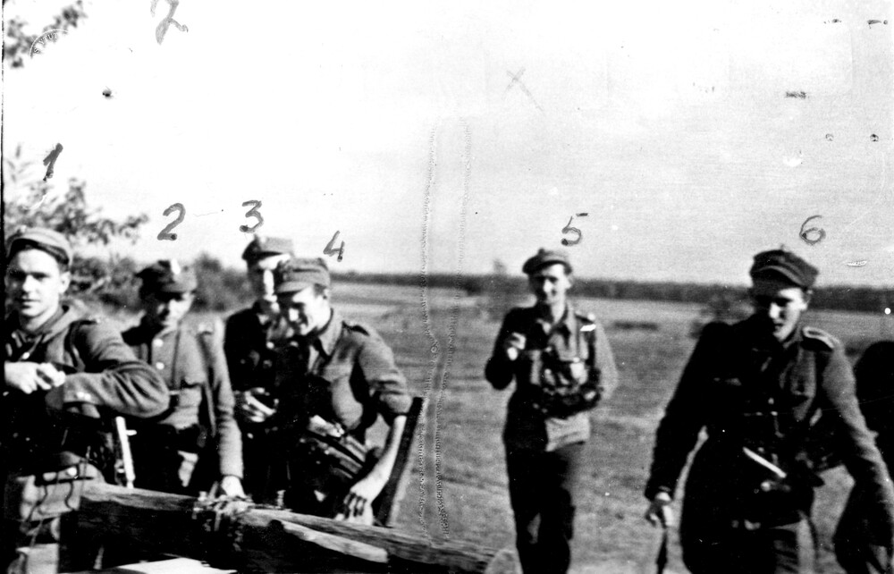 Żołnierze 5 WBAK na Białostocczyźnie, Zdzisław Badocha – czwarty od lewej (IPN Bi 301/1)