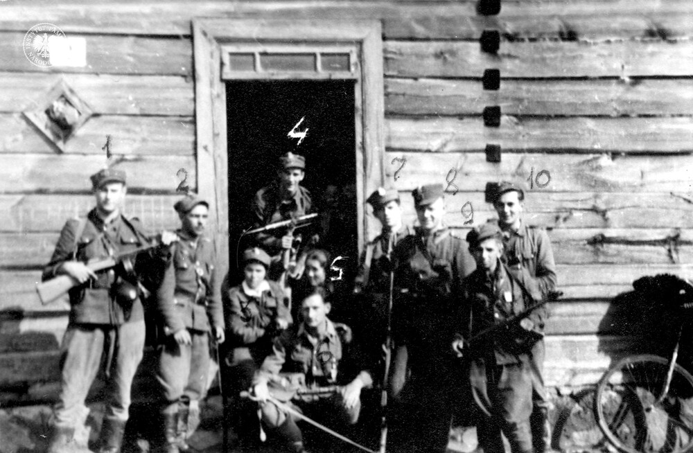 Żołnierze 5 WBAK na Białostocczyźnie, Zdzisław Badocha – z numerem 4, w drzwiach (IPN Bi 301/1)