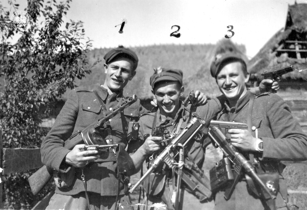 Żołnierze 5 WBAK, Zdzisław Badocha – w środku (IPN BU 024/97)