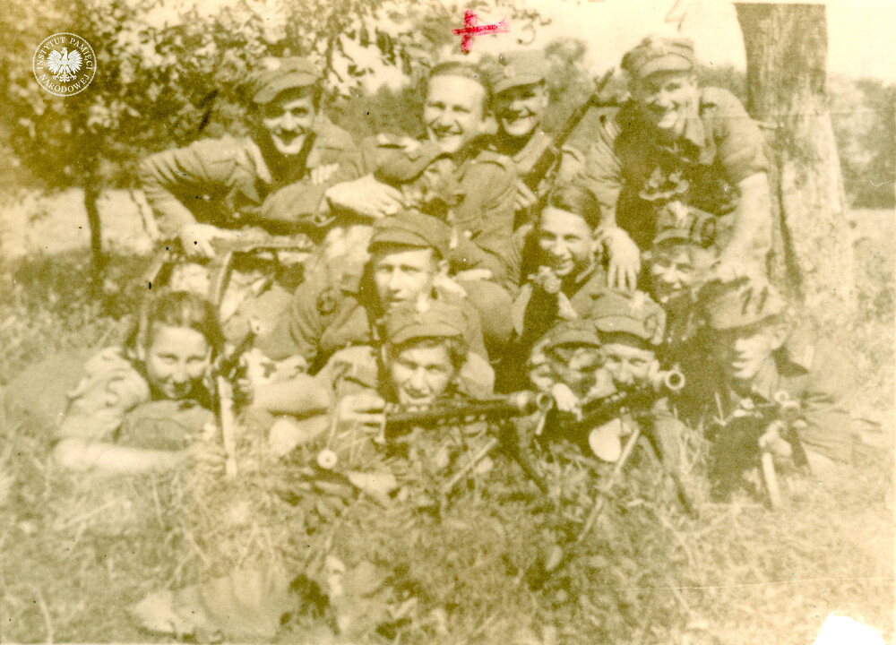 Żołnierze 5 WBAK, Zdzisław Badocha – oznaczony numerem 4, pierwsza od lewej z numerem 5 leży Danuta Siedzikówna „Inka” (IPN BU 024/97)