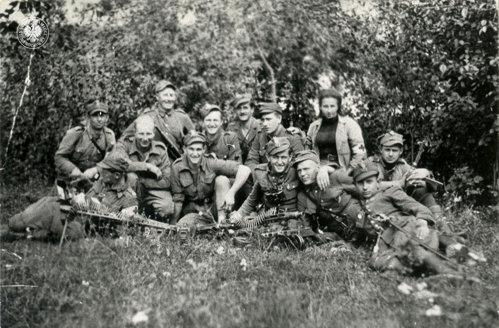 Żołnierze 5 WBAK, Zdzisław Badocha – trzeci od lewej w pierwszym rzędzie, z tyłu, pierwsza od prawej Danuta Siedzikówna „Inka” (IPN Gd 1352/340)