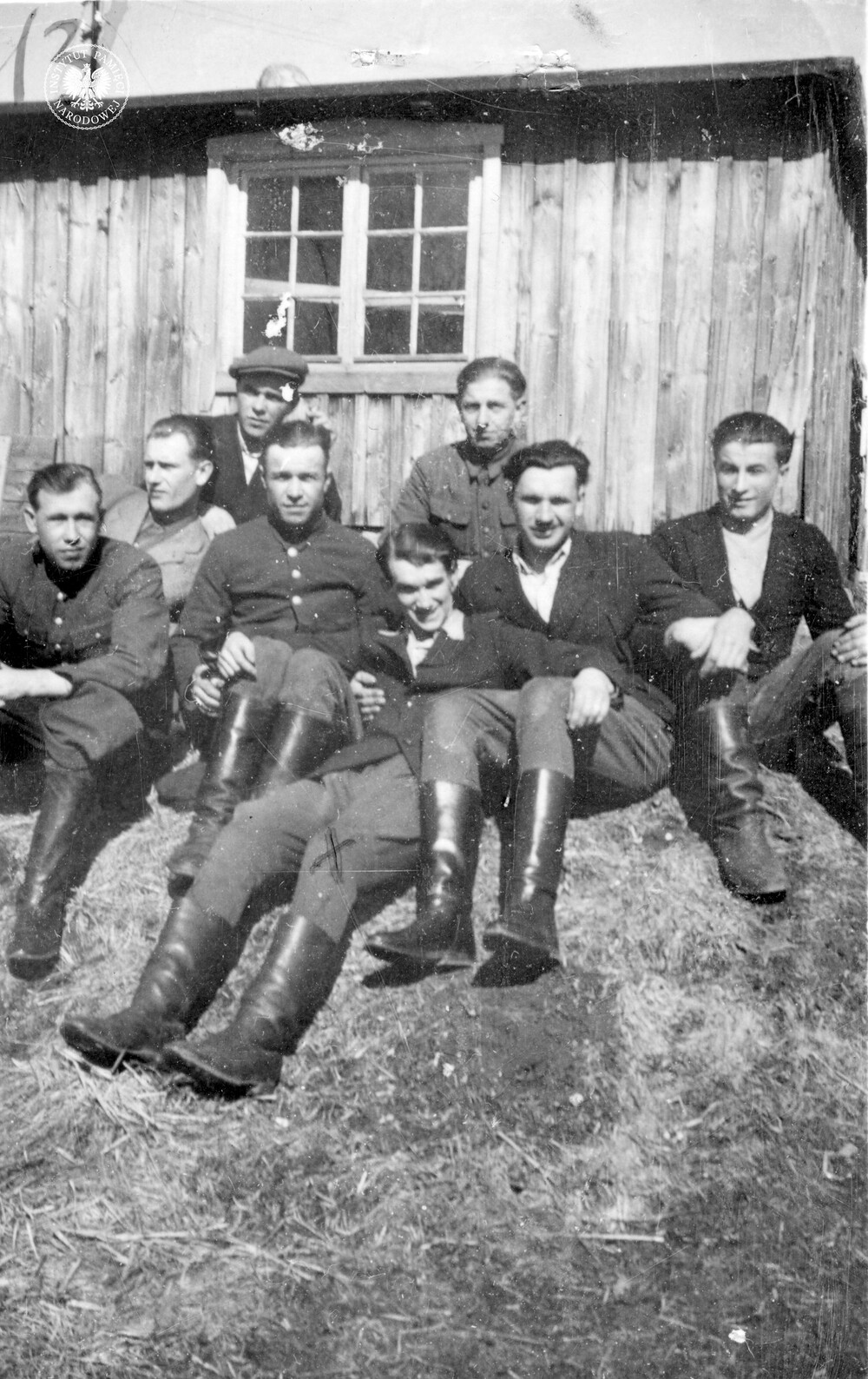 Żołnierze 5 WBAK, Zdzisław Badocha – w środku w pierwszym rzędzie, oznaczony literą „x” (IPN BU 024/104)