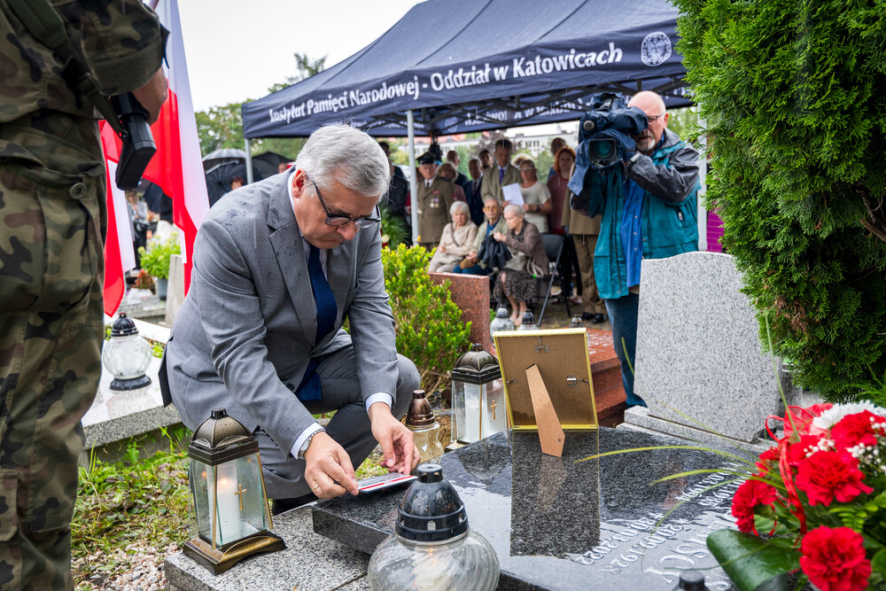 Uroczystość oznaczenia grobu śp. Janusza Nikodemskiego znakiem pamięci „Grób weterana walk o wolności niepodległość Polski” – w 80. rocznicę wybuchu Powstania Warszawskiego – Katowice, 1 sierpnia 2024. Fot.: IPN K. Łojko