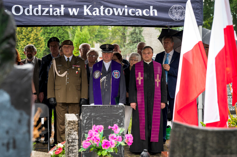Uroczystość oznaczenia grobu śp. Janusza Nikodemskiego znakiem pamięci „Grób weterana walk o wolności niepodległość Polski” – w 80. rocznicę wybuchu Powstania Warszawskiego – Katowice, 1 sierpnia 2024. Fot.: IPN K. Łojko