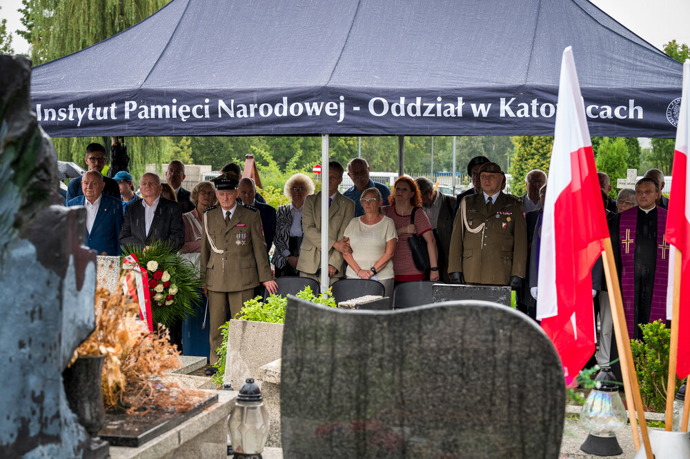 Uroczystość oznaczenia grobu śp. Janusza Nikodemskiego znakiem pamięci „Grób weterana walk o wolności niepodległość Polski” – w 80. rocznicę wybuchu Powstania Warszawskiego – Katowice, 1 sierpnia 2024. Fot.: IPN K. Łojko