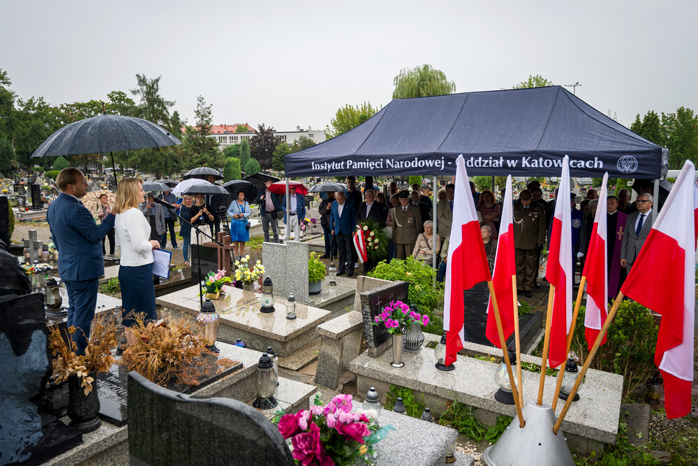 Uroczystość oznaczenia grobu śp. Janusza Nikodemskiego znakiem pamięci „Grób weterana walk o wolności niepodległość Polski” – w 80. rocznicę wybuchu Powstania Warszawskiego – Katowice, 1 sierpnia 2024. Fot.: IPN K. Łojko