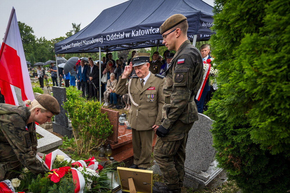 Uroczystość oznaczenia grobu śp. Janusza Nikodemskiego znakiem pamięci „Grób weterana walk o wolności niepodległość Polski” – w 80. rocznicę wybuchu Powstania Warszawskiego – Katowice, 1 sierpnia 2024. Fot.: IPN K. Łojko