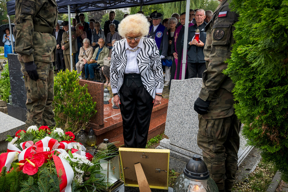 Uroczystość oznaczenia grobu śp. Janusza Nikodemskiego znakiem pamięci „Grób weterana walk o wolności niepodległość Polski” – w 80. rocznicę wybuchu Powstania Warszawskiego – Katowice, 1 sierpnia 2024. Fot.: IPN K. Łojko