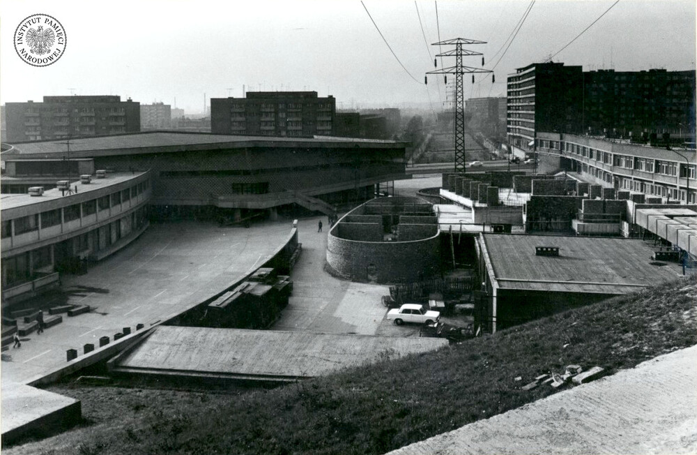 6 – widok na zaplecze od strony ul. Olimpijskiej w stronę Placu Grunwaldzkiego, 1971 r. (IPN Ka 030/488, t. 4)