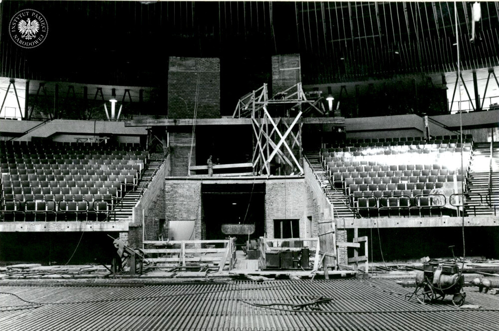 16 – wyjście do części hotelowo-gastronomicznej, 1971 r. (IPN Ka 030/488, t. 4)