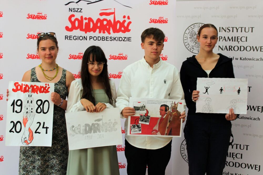 Zwycięzcy tegorocznego konkursu ze swoimi pracami – na zdjęciu od lewej: Nina Pępek (miejsce 2), Katarzyna Hetnał (miejsce 1), Błażej Niedziela (miejsce 3) oraz Oliwia Jakubiec (nagroda internautów).