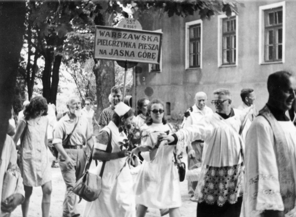 Pielgrzymi z 253 warszawskiej pieszej pielgrzymki w Częstochowie, 1969 r. (IPN Ka 085/64, t. 1/1)
